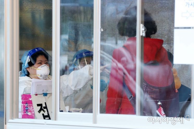 서울 동대문구보건소 코로나19 선별진료소에서 시민들이 검사를 받기 위해 대기하고 있다. /문호남 기자 munonam@