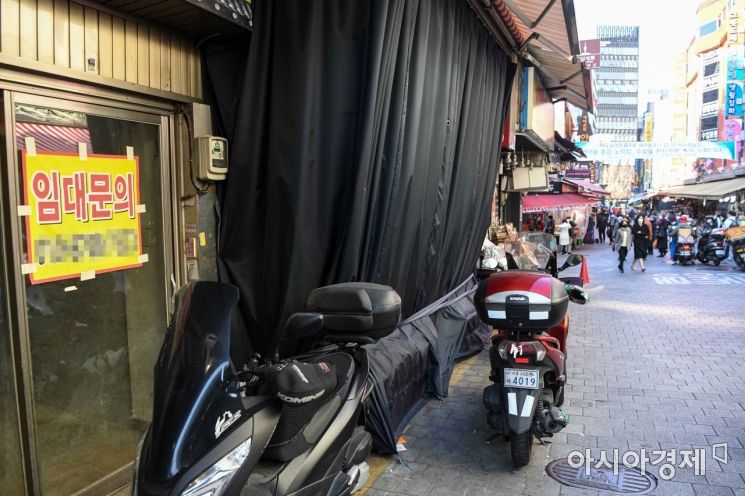 [포토]임대문의 안내문 붙은 남대문 상점