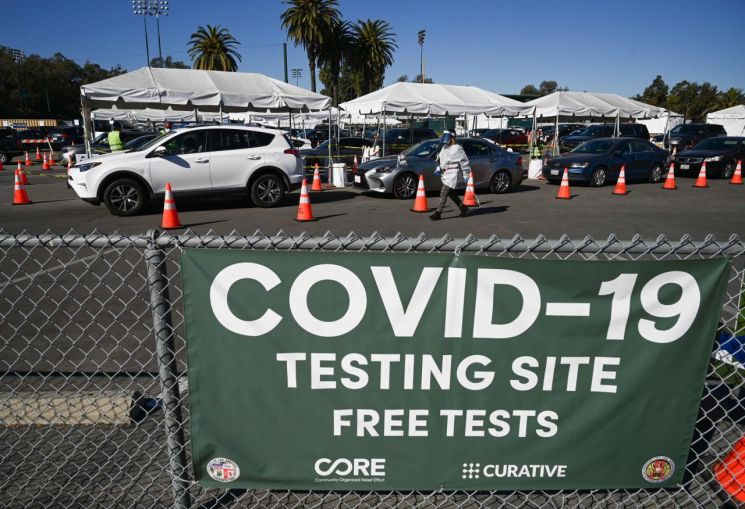 미국 캘리포니아주 로스앤젤레스(LA)에 설치된 신종 코로나바이러스감염증(코로나19) 무료 검사소 앞에 '드라이브 스루' 검사를 받으려는 주민들의 차량이 길게 줄지어 서 있다. (로스앤젤레스 AFP=연합뉴스)