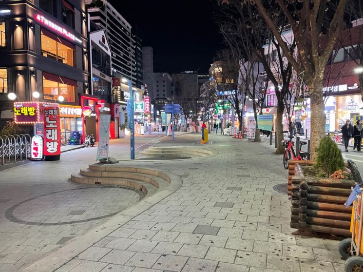 3일 저녁 서울 마포구 홍대 '젊음의 거리'가 텅 비었다.
