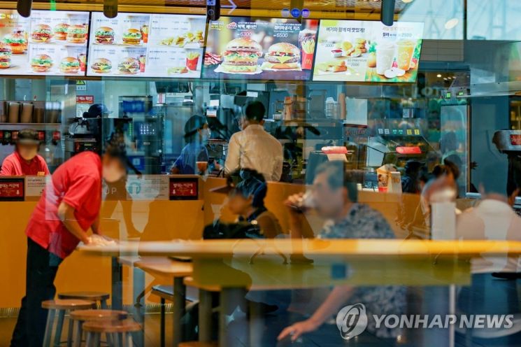 지난 8월 서울 시내의 한 패스트푸드 전문점을 찾은 시민들이 식사하고 있다./사진=연합뉴스
