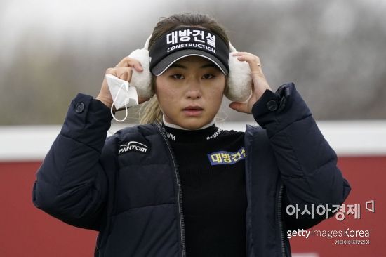 이정은6가 볼런티어스오브아메리카클래식 첫날 1번홀에서 방한용 귀마개를 하고 있다. 더콜로니(美 텍사스주)=Getty images/멀티비츠