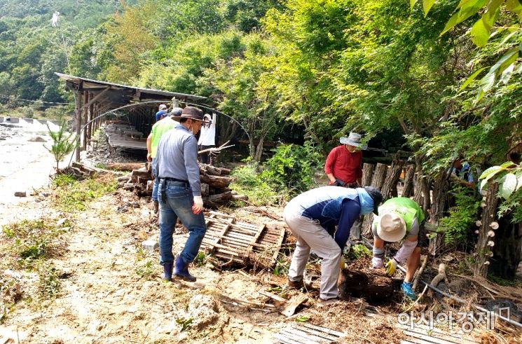 지난 9월14일 경북 김천시귀농연합회 회원들이 태풍으로 피해를 입은 중산면 농가를 방문해 피해복구 작업을 하고 있는 모습.