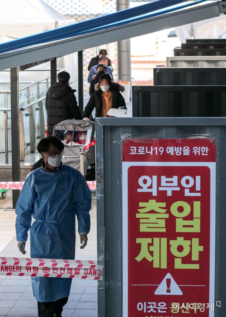 서울 용산구보건소에 마련된 선별진료소를 찾은 시민들이 4일 검사를 기다리고 있다./강진형 기자aymsdream@