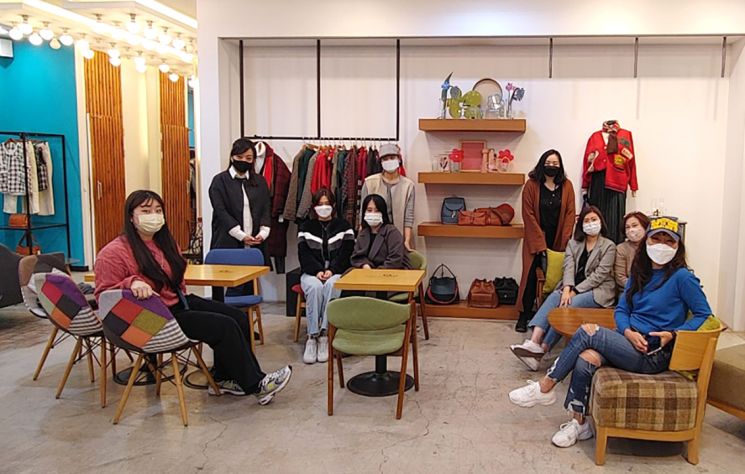 동서대의 리빙랩 프로젝트에 참여한 패션 소상공인들.