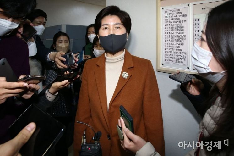 [포토] 답변하는 벡혜련 간사