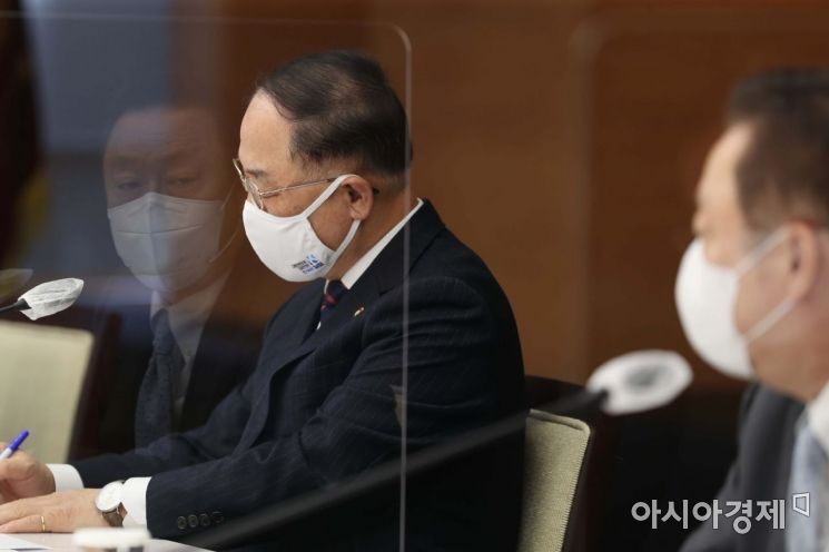 [포토]박용만 회장 발언 듣는 홍남기 부총리 