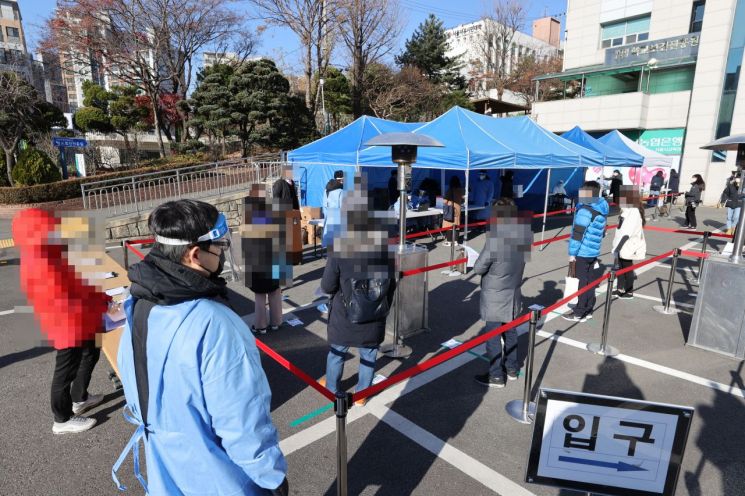 지난 3일 실시된 수능시험 감독 교사들이 4일 오전 서울시교육청 주차장에서 코로나 검사를 받기 위해 줄지어 서 있다. [이미지출처=연합뉴스]