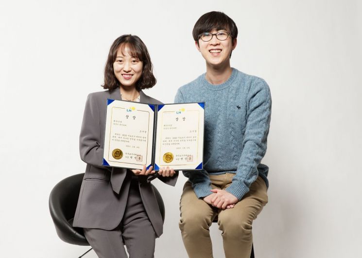 유니스트 조수경 대학원생(왼쪽)과 지도교수인 권상진 산업공학과 교수(오른쪽).