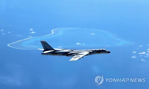 남중국해 섬과 암초 지역 비행하는 중국 폭격기. 사진출처 = 연합뉴스