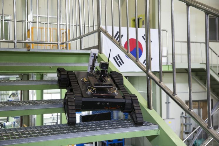 ) 실내 모니터링 로봇 티램이 계단을 올라가며 360도 현장 상황을 촬영하고 있다. / 한국원자력연구원 제공