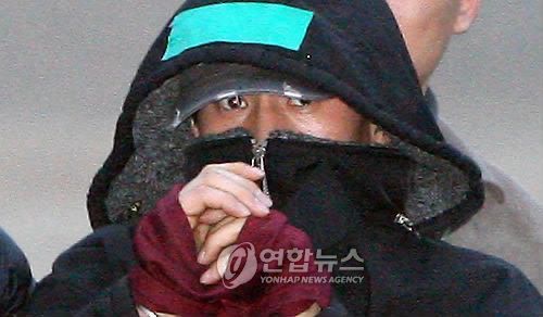 2005년 장모 집에 불을 질러 아내와 장모를 살해하고, 2006년부터 2008년까지 여성 8명을 납치해 살해한 혐의로 구속기소 돼 2009년 사형 확정판결을 받은 강호순. [이미지출처=연합뉴스]