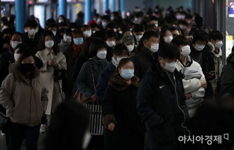 정부의 수도권 사회적 거리두기 2.5단계 격상 시행을 하루 앞둔 지난 7일 서울 신도림역에서 출근길 시민들이 마스크를 쓴 채 발걸음을 재촉하고 있다./김현민 기자 kimhyun81@