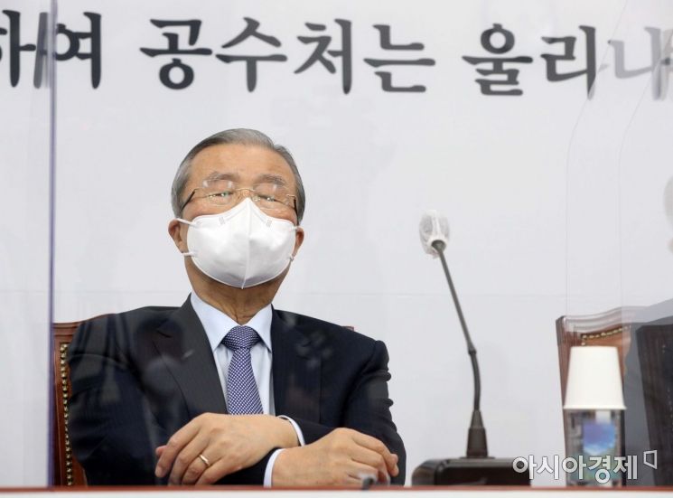 김종인 국민의힘 비상대책위원장이 7일 국회에서 열린 비상대책위원회의에 참석, 모두발언을 마친 후 생각에 잠겨 있다./윤동주 기자 doso7@