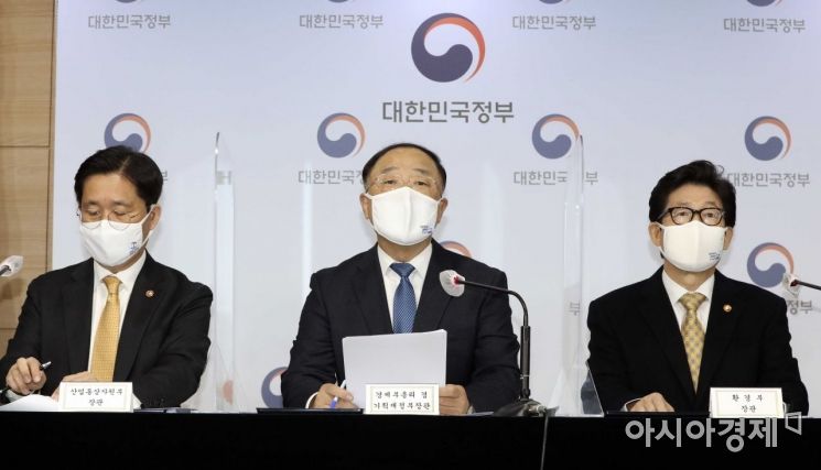 홍남기 경제부총리가 지난해 12월7일 오전 서울 세종로 정부서울청사 브리핑실에서 2050 탄소중립 추진전략 브리핑을 하고 있다. 왼쪽부터 성윤모 산업통상자원부 장관, 홍 경제부총리 겸 기획재정부 장관, 조명래 환경부 장관./강진형 기자aymsdream@