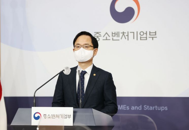 7일 정부서울청사에서 강성천 중소벤처기업부 차관이 크리스마스마켓 추진 관련 브리핑을 하고 있다.