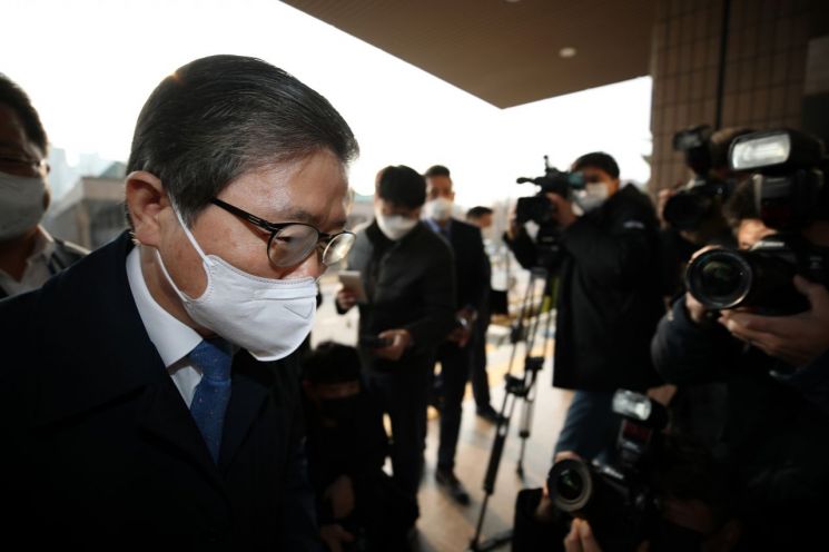 변창흠 국토교통부 장관 후보자가 7일 경기 과천정부청사 서울지방국토관리청에 마련된 후보자 임시 사무실로 출근하고 있다. (사진=연합뉴스)