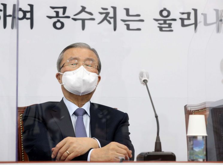 김종인 국민의힘 비상대책위원장이 7일 오전 서울 여의도 국회에서 열린 비상대책위원회의에서 생각에 잠겨 있다. / 사진=연합뉴스