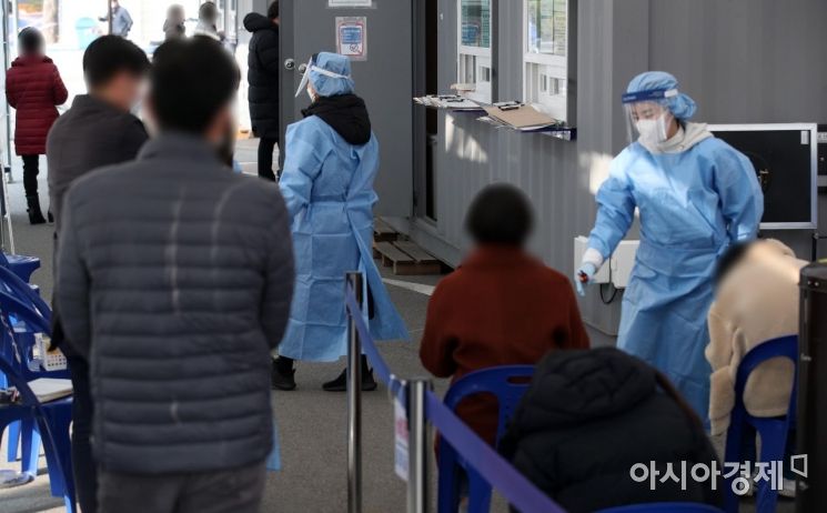 국내 신종 코로나바이러스 감염증(코로나19) 일일 신규 확진자가 615명으로 이틀 연속 600명대를 기록한 7일 서울 영등포구 보건소 선별진료소에서 시민들이 진단 검사를 받기 위해 대기하고 있다./김현민 기자 kimhyun81@