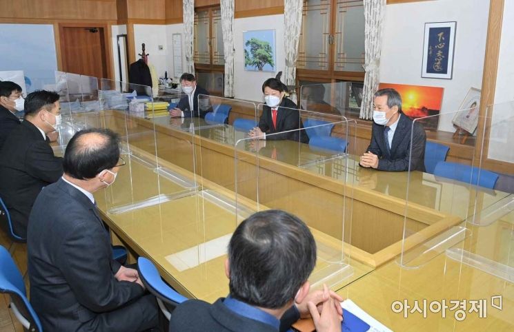 권영진 대구시장이 7일 출근, 시청 간부들과 회의하고 있는 모습.