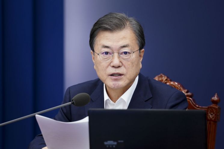 文대통령 "코로나 백신, 내년 2~3월 접종…재정 부담돼도 여유분 확보"