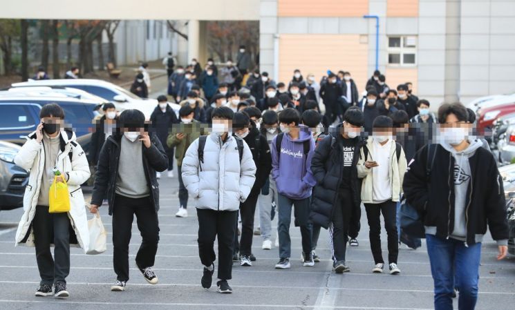 2021학년도 대학수학능력시험일인 지난 3일 오후 시험을 끝낸 수험생들이 시험장을 나서고 있다. / 사진=연합뉴스