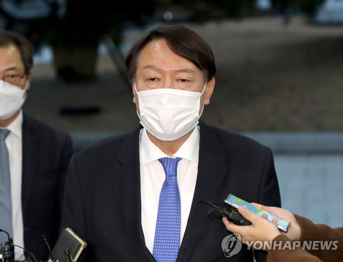 윤석열 검찰총장이 지난 1일 오후 서울 서초구 서초동 대검찰청으로 출근하며 취재진 질문에 답하고 있다. / 사진=연합뉴스