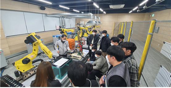 동명대 제조로봇VRSI센터에서 산업용로봇 기초활용 교육이 진행되고 있다.