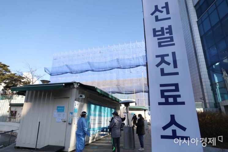 8일 서울 중랑구 서울의료원에 마련된 신종 코로나바이러스 감염증(코로나19) 선별진료소에서 의료진이 시민들을 안내하고 있다. /문호남 기자 munonam@