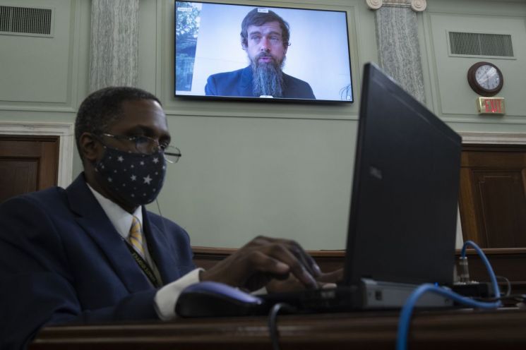 지난 10월 28일(현지시간) 미국 워싱턴에서 열린 SNS 기업의 콘텐츠 검열에 관한 상원 청문회에서 잭 도시 트위터 CEO가 원격 화상통화를 통해 발언하고 있다. 그는 이날 청문회 발언을 통해 트럼프 대통령의 게시물들을 검열하지 않은 이유로 그가 ‘현직 대통령'이기에 그의 게시물들이 공공의 관심사에 속한다는 점을 내세웠다. 워싱턴(미국)=AP연합