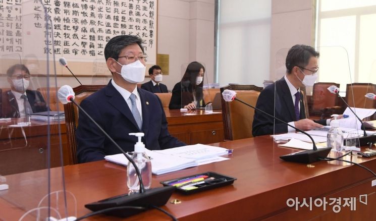 이용구 법무부 차관과 김인겸 법원행정처 차장이 8일 국회 법제사법위원회에서 열린 '고위공직자범죄수사처 설치 및 운영에 관한 법률 일부개정법률안에 대한 안건조정위원회'에 출석하고 있다./윤동주 기자 doso7@