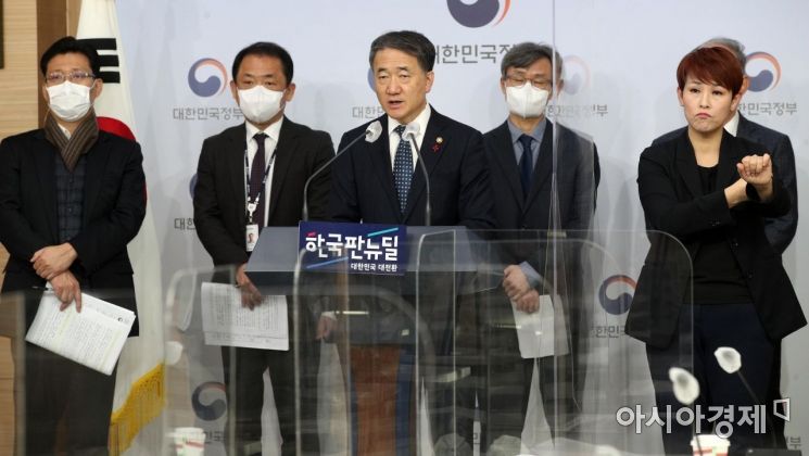 박능후 보건복지부 장관이 8일 서울 종로구 정부서울청사 별관에서 코로나19 백신 도입 계획 브리핑을 하고 있다./김현민 기자 kimhyun81@