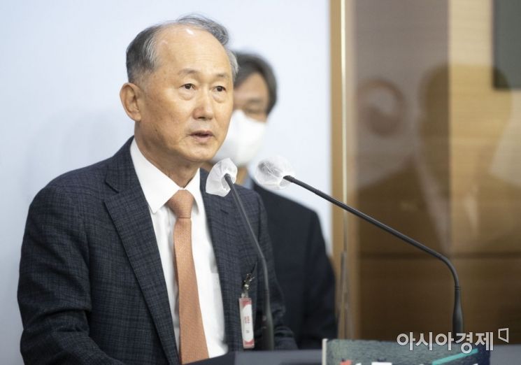 이환종 서울대 의과대학 명예교수가 8일 오전 서울 종로구 정부서울청사 별관 브리핑실에서 열린 코로나19 백신 도입 계획 발표 브리핑에서 질문에 답하고 있다./김현민 기자 kimhyun81@