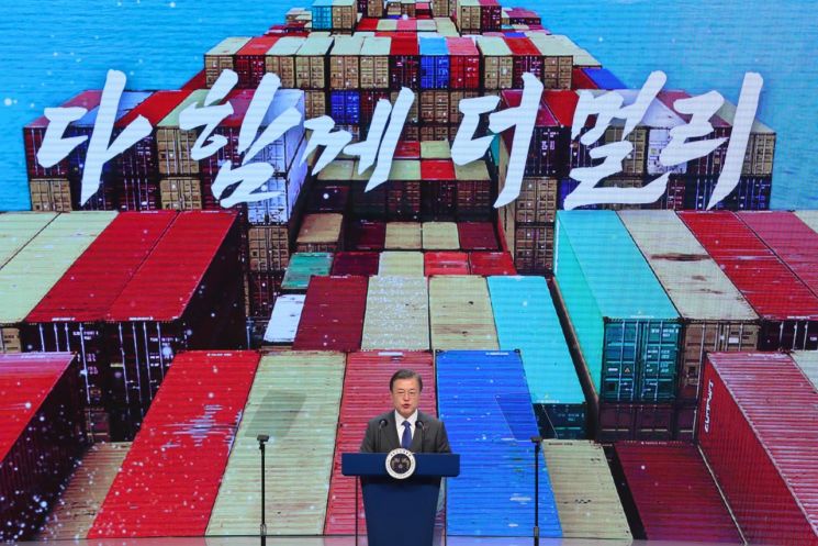 문재인 대통령이 8일 오전 서울 강남구 코엑스에서 열린 '제57회 무역의 날 기념식'에 참석해 축사를 하는 모습.(이미지 출처=연합뉴스)