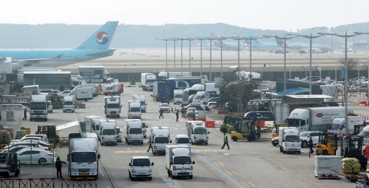 지난 1일 수출 화물 운송 차량이 인천국제공항 화물터미널에 도착하는 모습.(이미지 출처=연합뉴스)