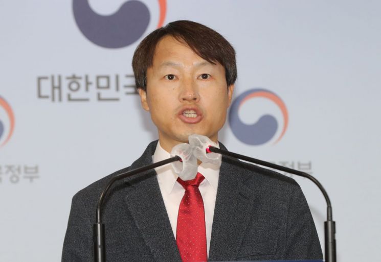 허재우 국민권익위원회 대변인이 8일 정부서울청사에서 감독기관과 업체가 유착해 국민의 혈세인 매연저감장치 보조금 수백억 원을 가로챈 결과에 관해 브리핑하는 모습.(이미지 출처=연합뉴스)