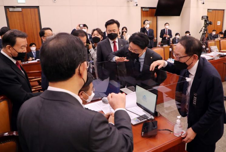 윤호중 국회 법제사법위원장이 8일 법제사법위원회 전체회의에서 고위공직자범죄수사처(공수처) 설치 및 운영에 관한 법률 일부개정법률안을 통과시키려 하자 국민의힘 소속 주호영 원내대표와 의원들이 항의하고 있다. / 사진=연합뉴스