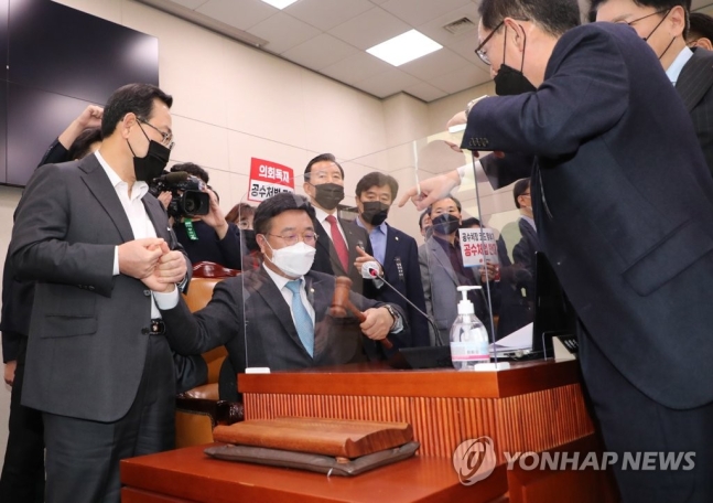 8일 국회에서 열린 법제사법위원회 전체회의에서 윤호중 법사위원장(가운데)이 고위공직자범죄수사처 설치 및 운영에 관한 법률 일부개정법률안을 통과시켜려 하자 국민의힘 주호영 원내대표와 의원들이 거세게 항의하고 있다. [이미지출처=연합뉴스]