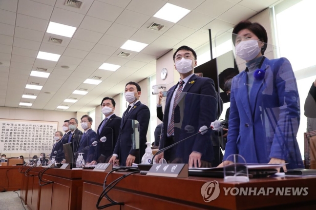 더불어민주당 백혜련 간사 등 의원들이 8일 국회에서 열린 법제사법위원회 전체회의에서 고위공직자범죄수사처 설치 및 운영에 관한 법률 일부개정 법률안에 대해 찬성하며 기립하고 있다. [이미지출처=연합뉴스]