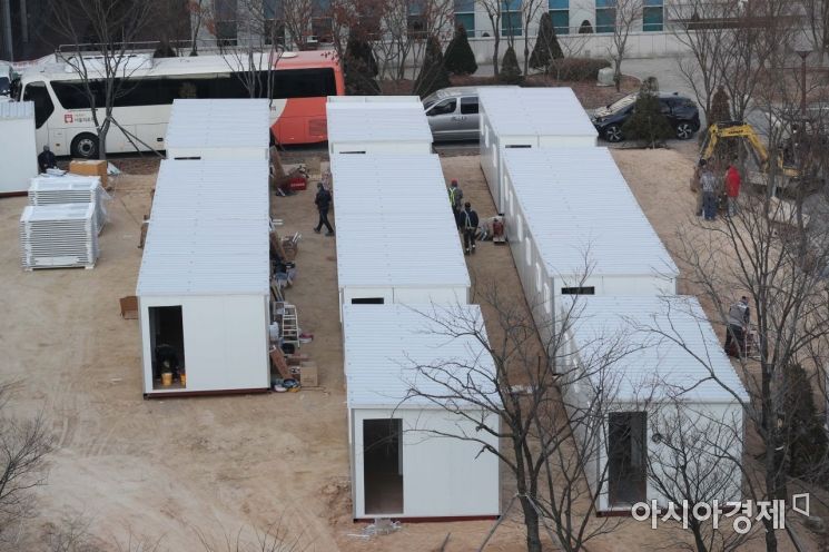 신종 코로나바이러스 감염증 확산세가 이어지고 있는 9일 서울 중랑구 서울의료원에서 코로나19 치료 병상 확보를 위한 '컨테이너 임시 병상'이 설치되고 있다. /문호남 기자 munonam@