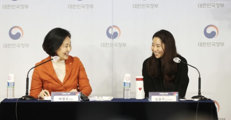 중소벤처기업부는 서울 강남구 마켓컬리 본사에서 ‘지역기반.브랜드케이(K) 제품의 비대면·온라인 판로 확대’를 위한 자상한 기업 업무협약을 체결했다고 9일 밝혔다. 사진은 '컴업 2020' 브리핑에 참석한 박영선 중소벤처기업부 장관과 김슬아 컬리 대표. 사진 = 중소벤처기업부 제공