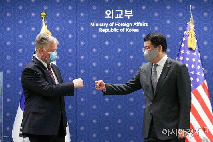 스티븐 비건 미국 국무부 부장관이 9일 서울 종로구 외교부에서 최종건 외교부 1차관과 회담에 앞서 인사하고 있다./2020.12.09 사진공동취재단
