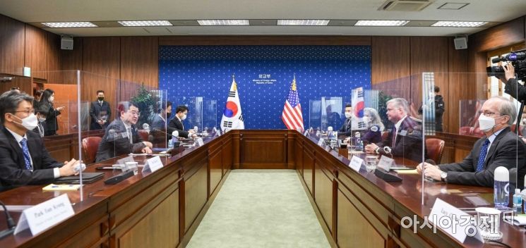 최종건 외교부 1차관과 스티븐 비건 미국 국무부 부장관이 9일 서울 종로구 외교부에서 회담하고 있다./2020.12.09 사진공동취재단