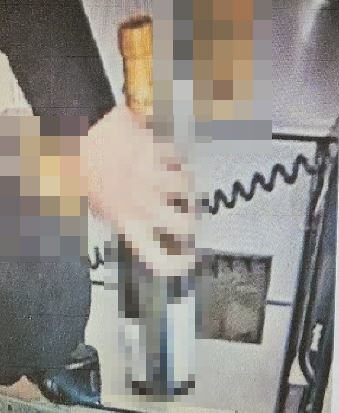 30대 남성이 부산의 대형 마트에서 고급 와인병에 저가 와인 가격표를 붙여 무인계산대에서 셀프결제하는 모습이 CCTV에 포착됐다. [이미지출처=부산경찰청]