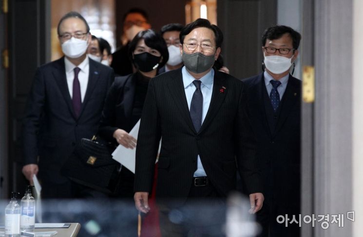 김기문 중기중앙회장을 비롯한 중소기업단체협의회 관계자들이 9일 서울 영등포구 중소기업중앙회관에서 열린 '중소기업 주요 현안 관련 입장발표'에 참석하고 있다./김현민 기자 kimhyun81@