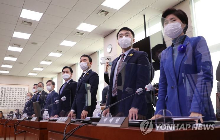 8일 국회 법제사법위원회 전체회의에서 더불어민주당 백혜련 간사와 의원들이 고위공직자범죄수사처(공수처) 설치 및 운영에 관한 법률 일부개정법률안에 대해 자리에서 일어나 찬성 의사를 밝히고 있다. [이미지출처=연합뉴스]