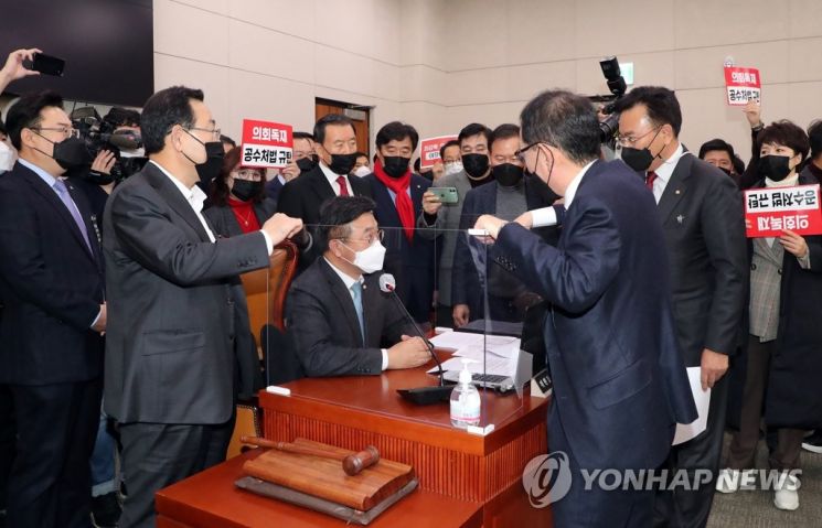 윤호중 국회 법제사법위원장이 8일 법제사법위원회 전체회의에서 고위공직자범죄수사처(공수처) 설치 및 운영에 관한 법률 일부개정법률안을 통과시키려 하자 국민의힘 주호영 원내대표와 의원들이 항의하고 있다. [이미지출처=연합뉴스]