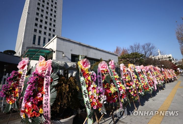 윤석열 검찰총장에 대한 법무부의 징계위원회가 하루 앞으로 다가온 9일 서초동 대검찰청 입구에 윤 총장을 응원하는 보수단체들의 화환들이 놓여 있다. [이미지출처=연합뉴스]