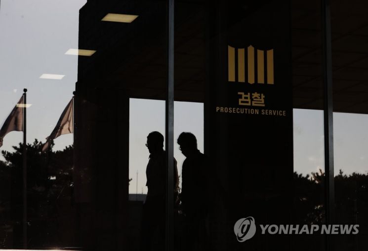윤석열 검찰총장에 대한 법무부의 징계위원회가 하루 앞으로 다가온 9일 서초동 서울중앙지방검찰청에 관계자들이 출입구를 드나들고 있다. [이미지출처=연합뉴스]