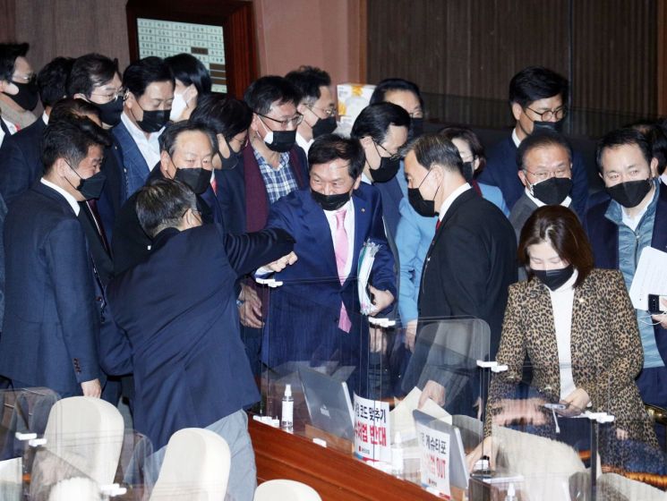 김기현 국민의힘  의원이 10일 자정께 국회 본회의장에서 고위공직자범죄수사처 설치 및 운영에 관한 법률 일부개정법률안(대안)에 대한 무제한토론을 마친 뒤 동료 의원들과 인사하고 있다. [이미지출처=연합뉴스]